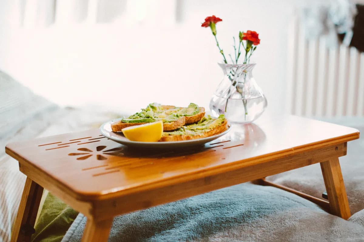 BookNoFees Beispielbild: Frühstück mit belegtem Brot auf einem Holztablett