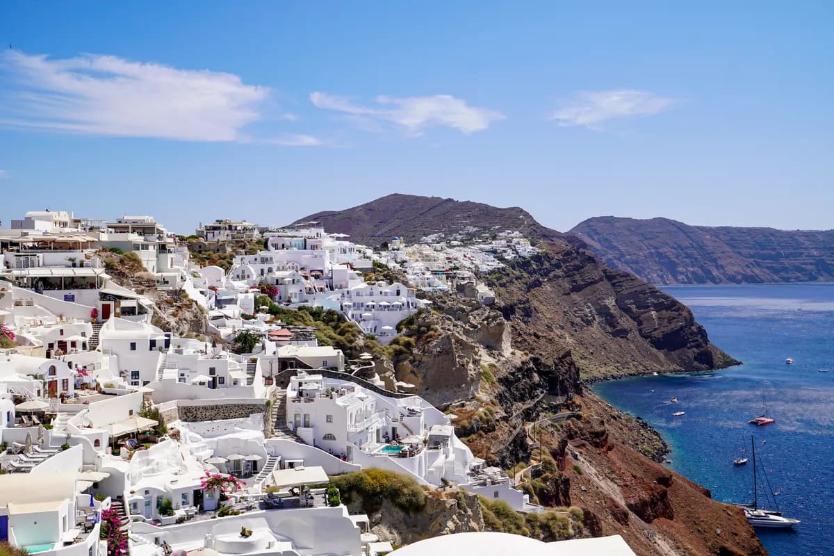 Exemple d'image BookNoFees : des maisons blanches au-dessus de la mer, sur une falaise des Cyclades
