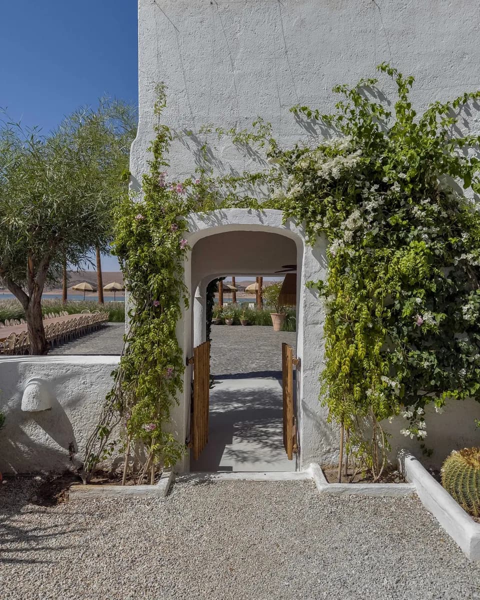 BookNoFees Beispielbild: Steinerner Torbogen und Treppe in einem mediterranen Garten