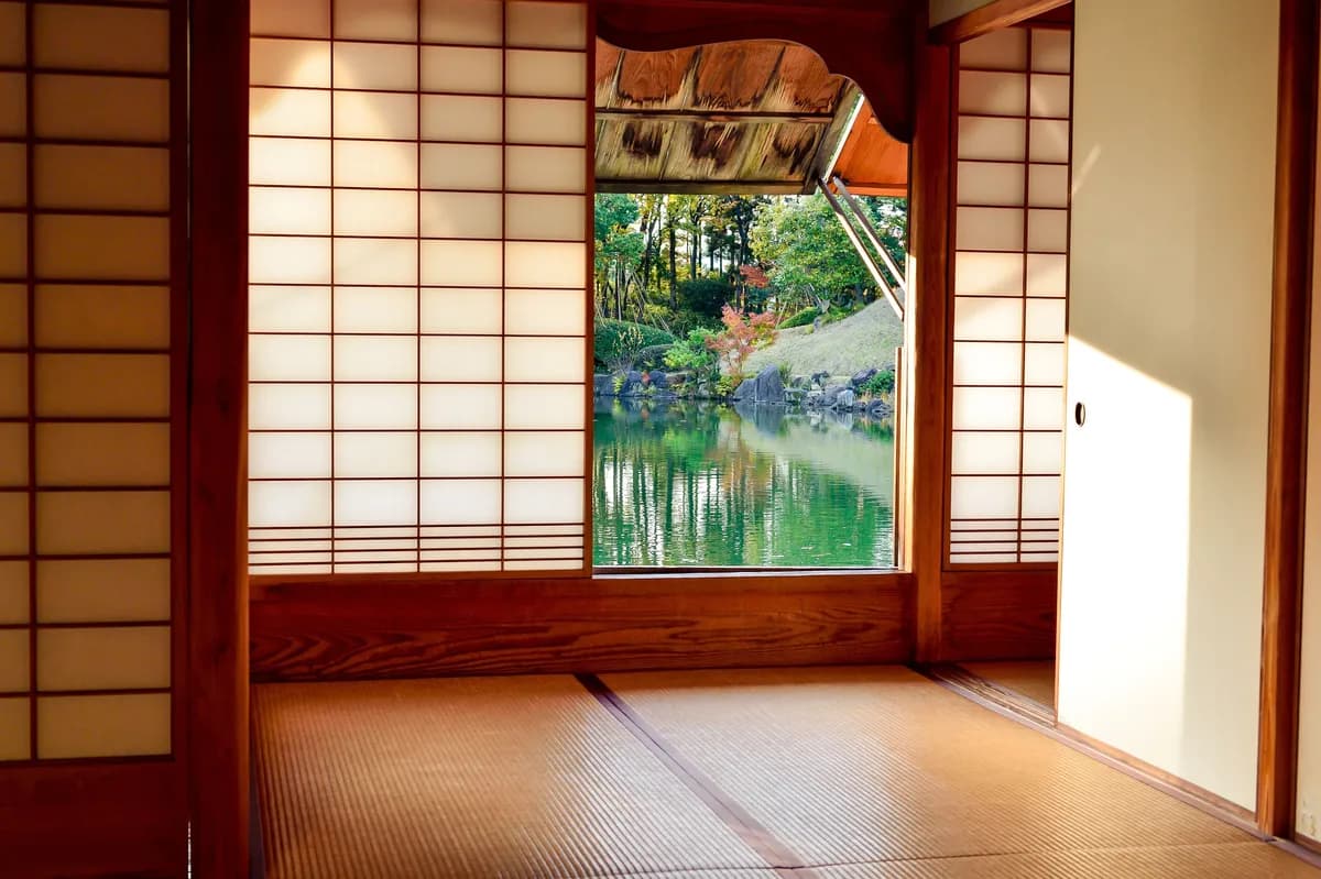 BookNoFees Beispielbild: Japanischer Raum mit Schiebewänden und Blick auf einen Gartenteich