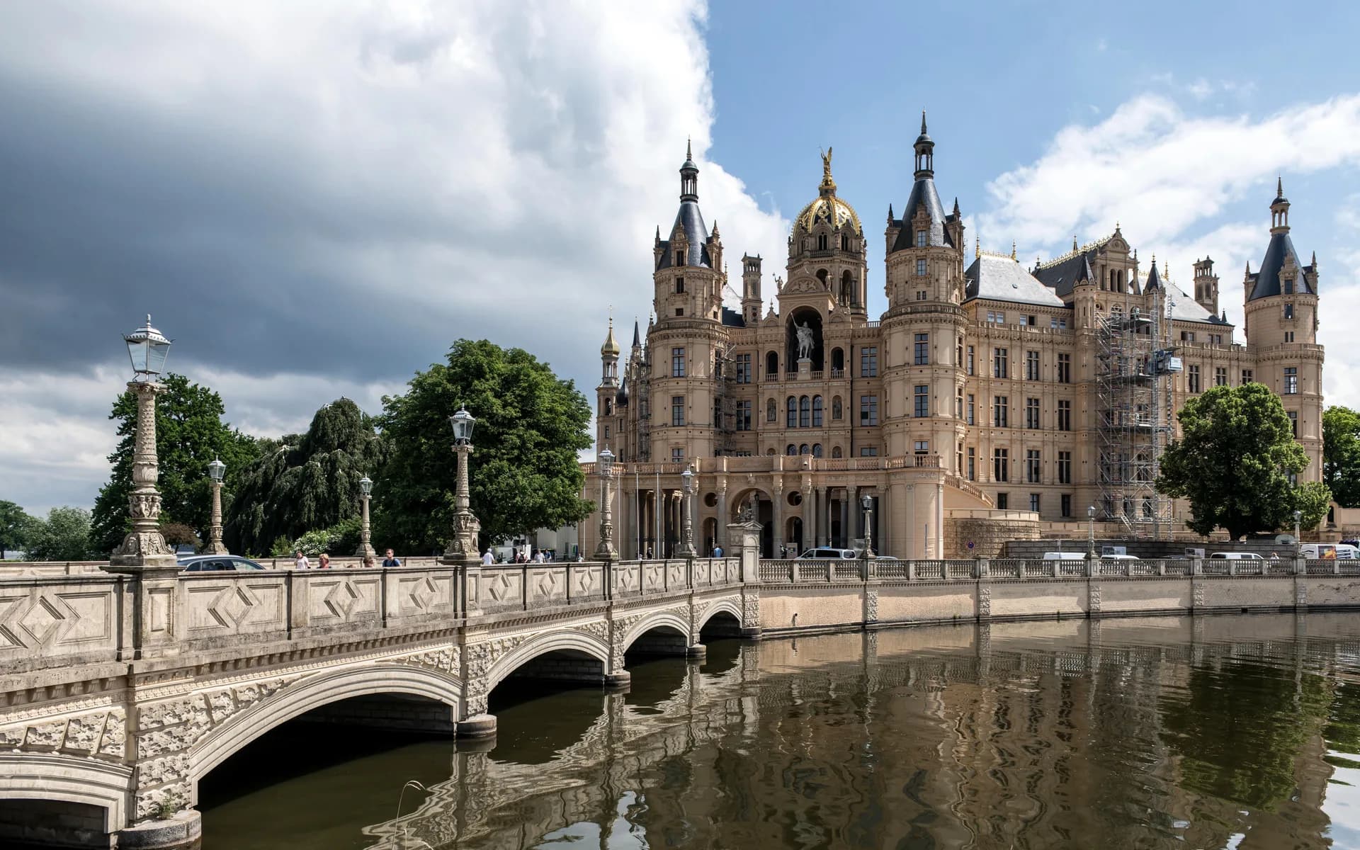 Exemple d'image BookNoFees : le château de Schwerin avec ses tours et son pont au-dessus de l'eau