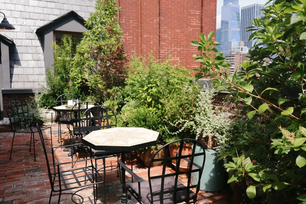 Exemple d'image BookNoFees : terrasse sur le toit végétalisée avec des tables rondes et des chaises