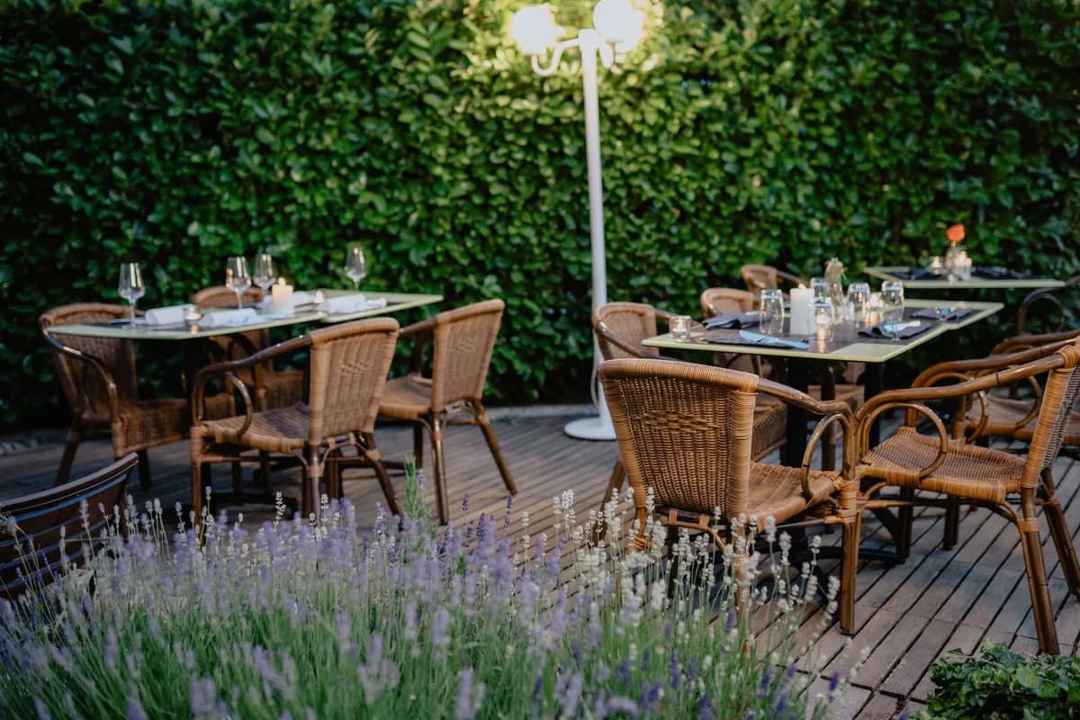 Exemple d'image BookNoFees : tables dressées et chaises en osier sur une terrasse près d'un champ de lavande