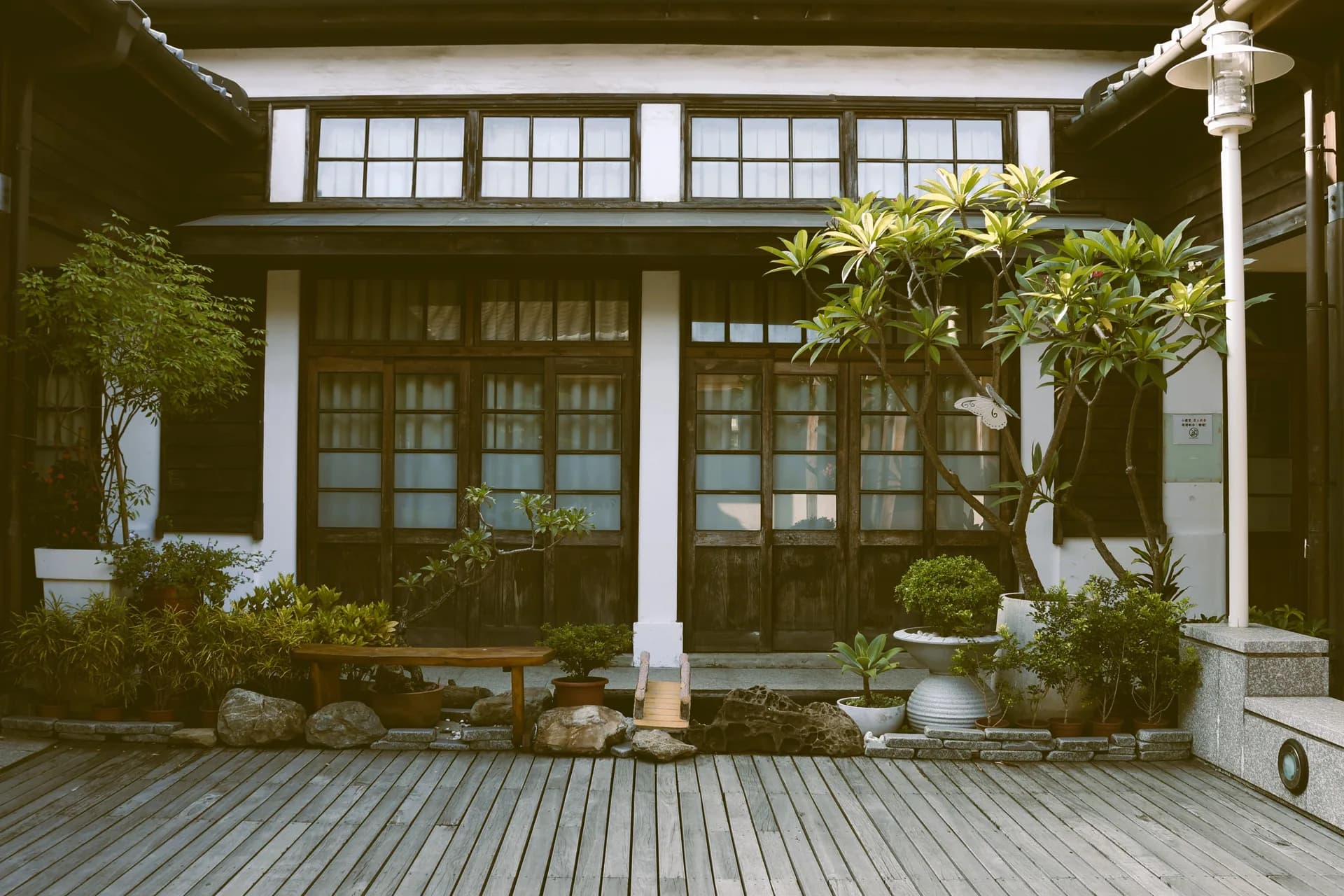 Exemple d'image BookNoFees : maison traditionnelle en bois avec jardin à Taïwan