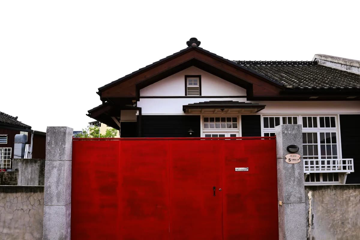 Exemple d'image BookNoFees : maison traditionnelle avec un portail rouge à Taïwan