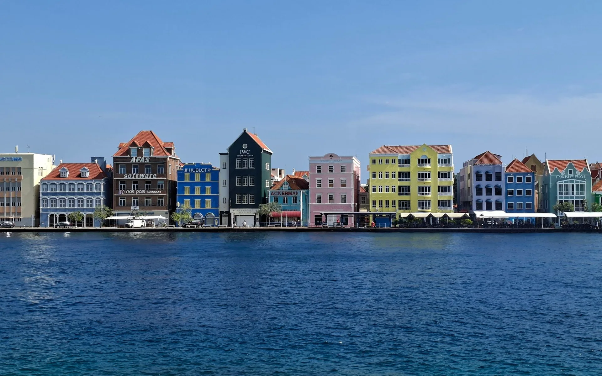 Bunte Häuser am Wasser in Willemstad, Curaçao