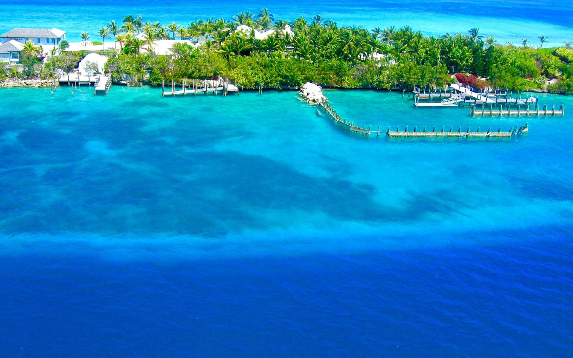 Luftaufnahme der Küste von Nassau mit türkisfarbenem Wasser