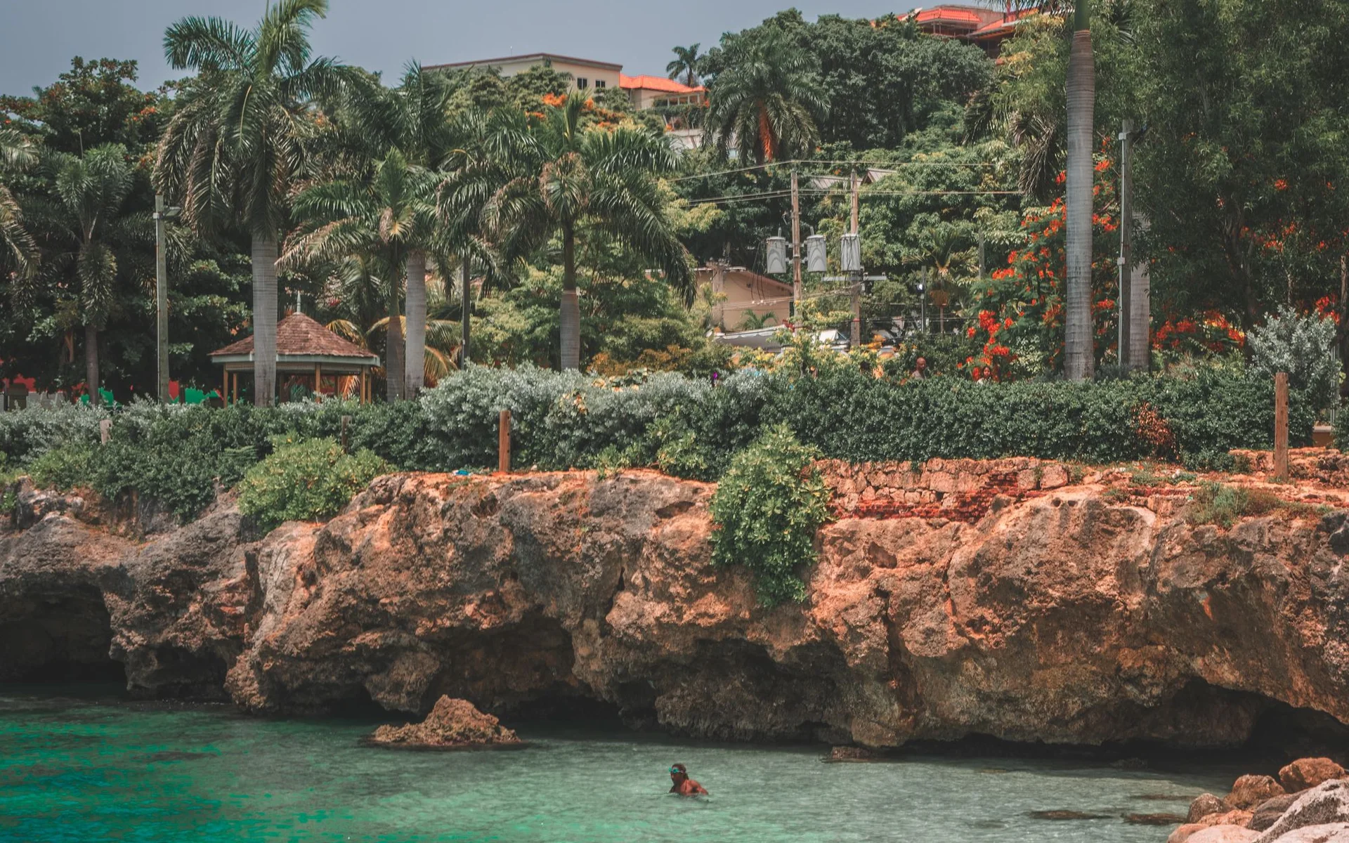 Montego Bay mit Palmen und türkisfarbenem Wasser