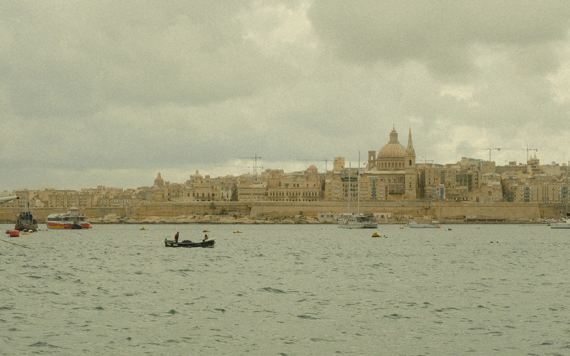 Historische Architektur von Valletta vom Wasser aus