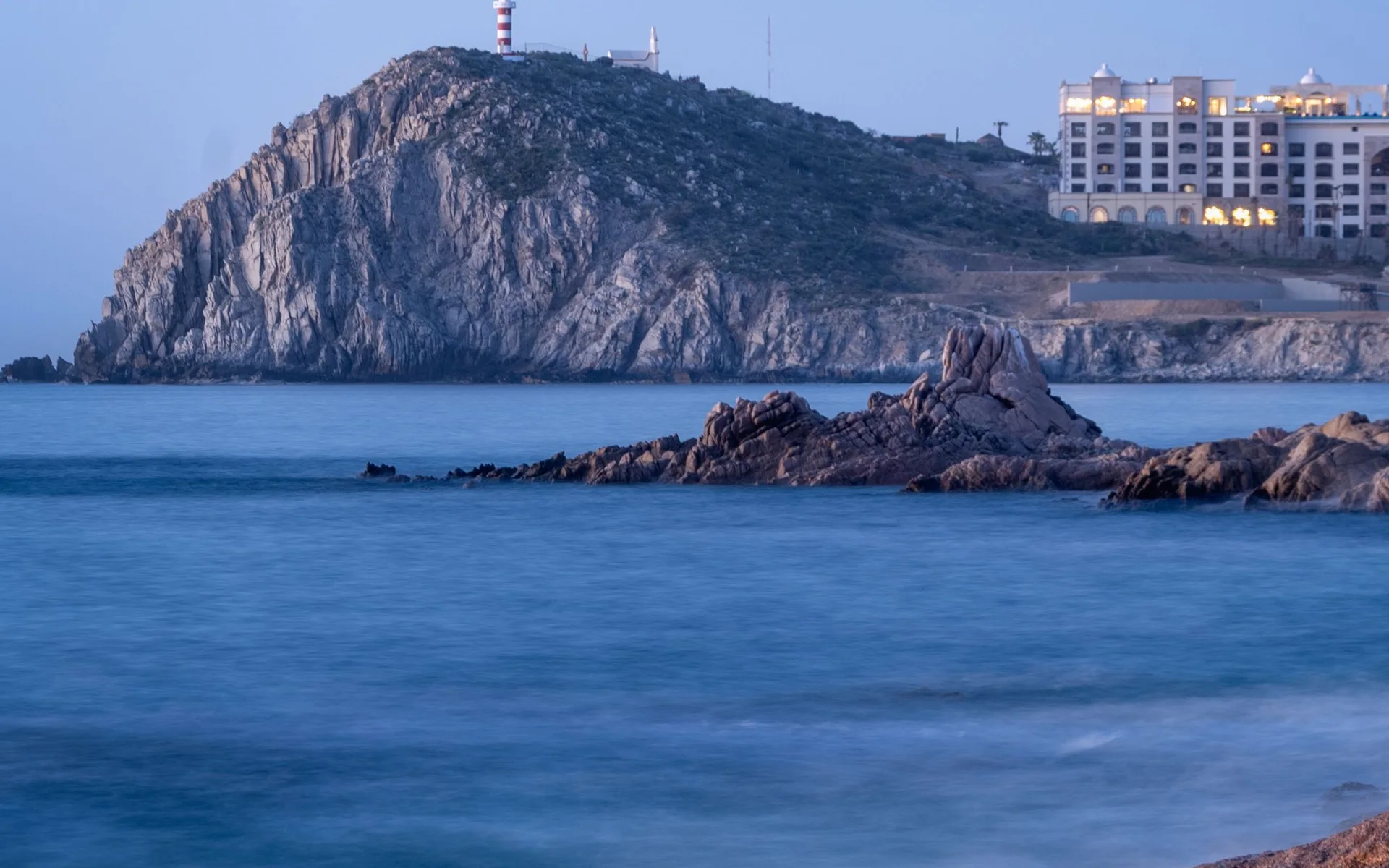 Felsige Küste mit Leuchtturm bei Cabo San Lucas