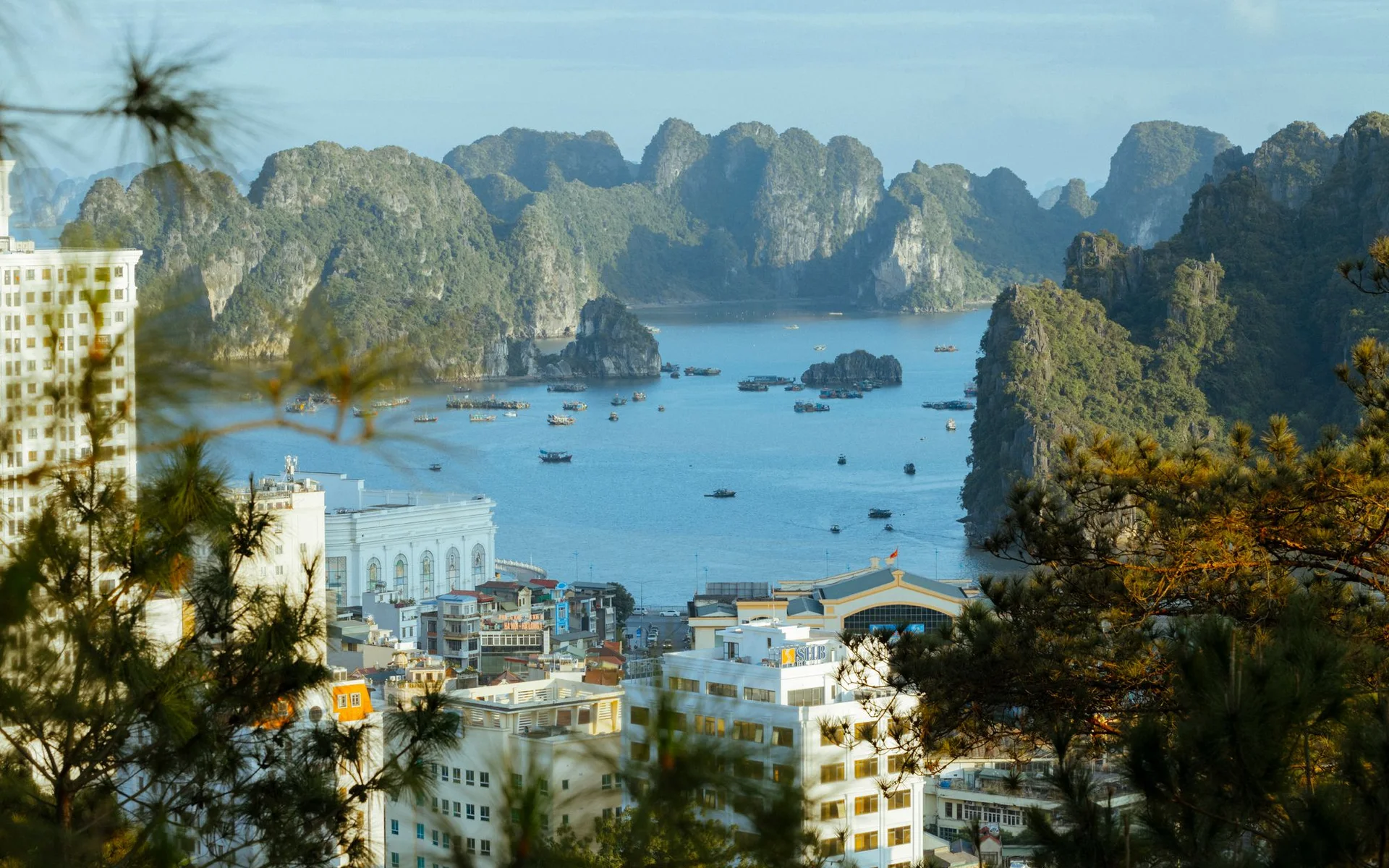 Luftaufnahme der Halong-Bucht mit Felsformationen