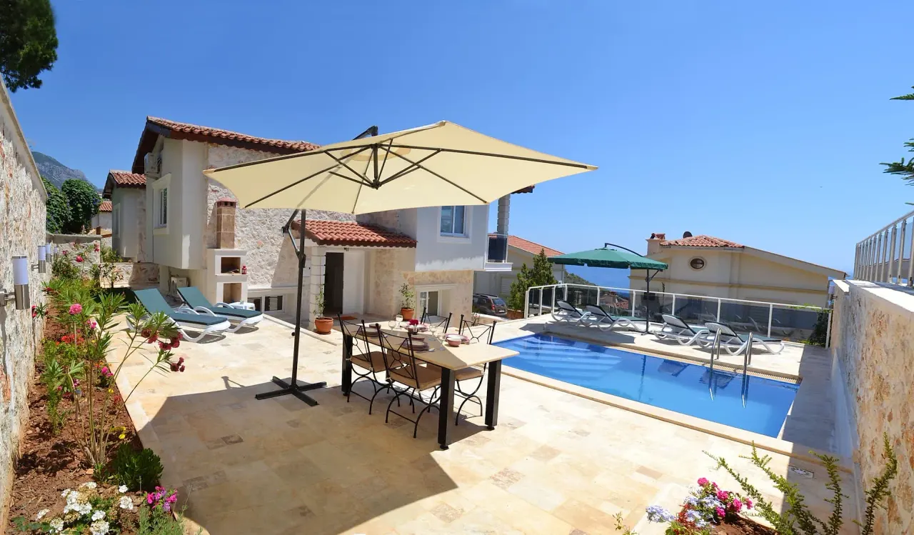 BookNoFees: Ferienwohnung in Kalkan, Kas, Antalya, Antalya, Türkei – Terrasse mit Esstisch, Sonnenschirm, Swimmingpool und Liegestühlen