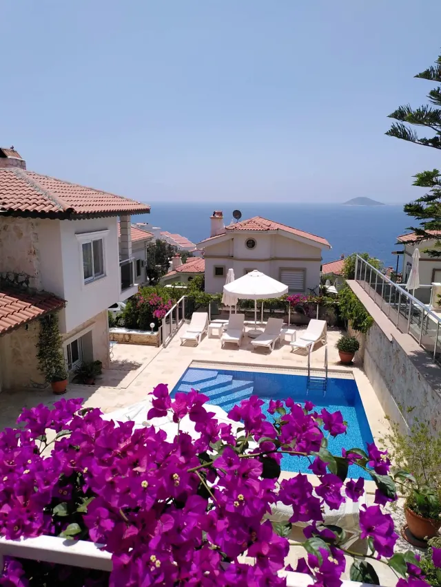 BookNoFees: Ferienwohnung in Kalkan, Kas, Antalya, Antalya, Türkei – Terrasse mit Swimmingpool, Liegestühlen, Sonnenschirm und Meerblick