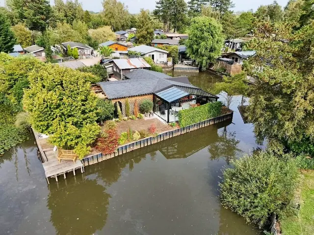 BookNoFees: Ferienwohnung in Geel – Ruhiges Chalet mit einem Schlafzimmer und eigenem Garten
