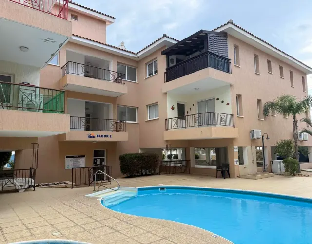 BookNoFees: Ferienwohnung in Chloraka – Ruhige, geräumige Wohnung mit Pool und Balkon