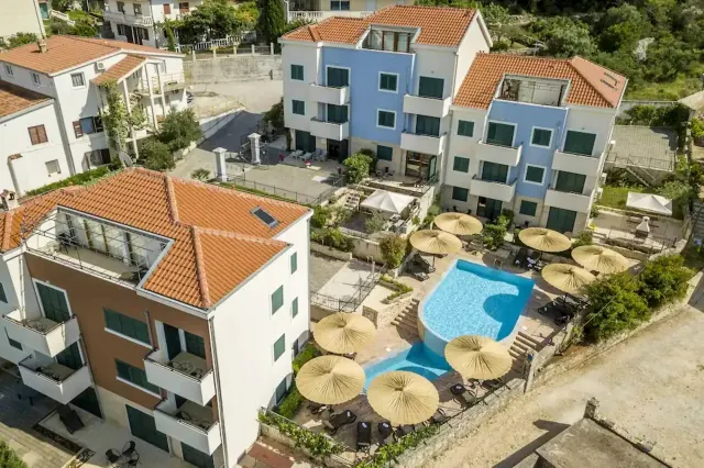 BookNoFees: Ferienwohnung in Slatine – Ruhige Ferienwohnung mit Pool und Garten