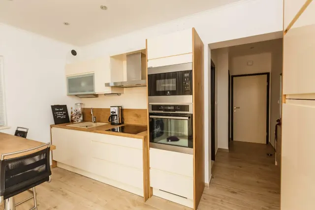 BookNoFees: Miran – Ferienwohnung mit Balkon und Meerblick – Okrug Gornji