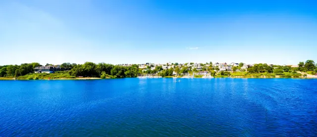 BookNoFees: Ferienwohnung in Sundern – Blick vom Balkon auf den See mit Segelbooten und den Gebäuden am Ufer
