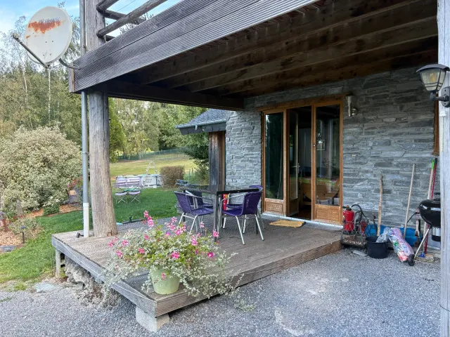 BookNoFees: Ruhige Ferienwohnung inmitten der Natur mit überdachter Terrasse und Swimmingpool – Membre Sur Semois