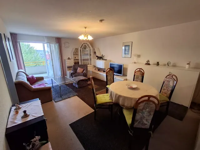 BookNoFees: Ruhige Wohnung mit Balkon und Blick auf Bäume – Gailingen