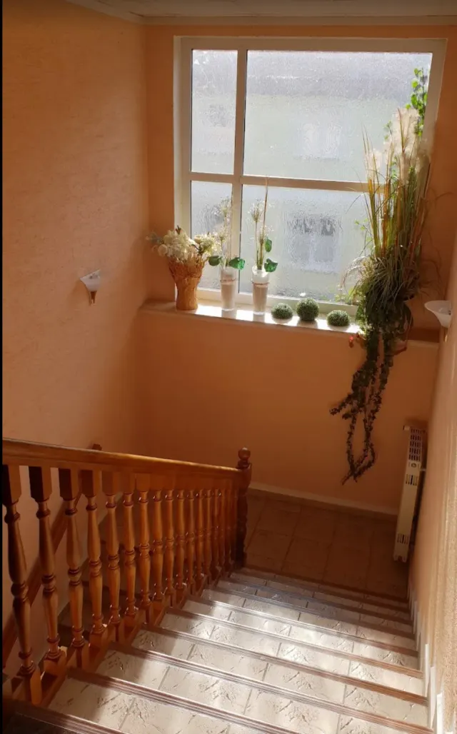 BookNoFees: Ferienwohnung in Schönfeld, Sachsen, Deutschland – Treppe mit Holzgeländer und Fenster mit Topfpflanzen auf der Fensterbank