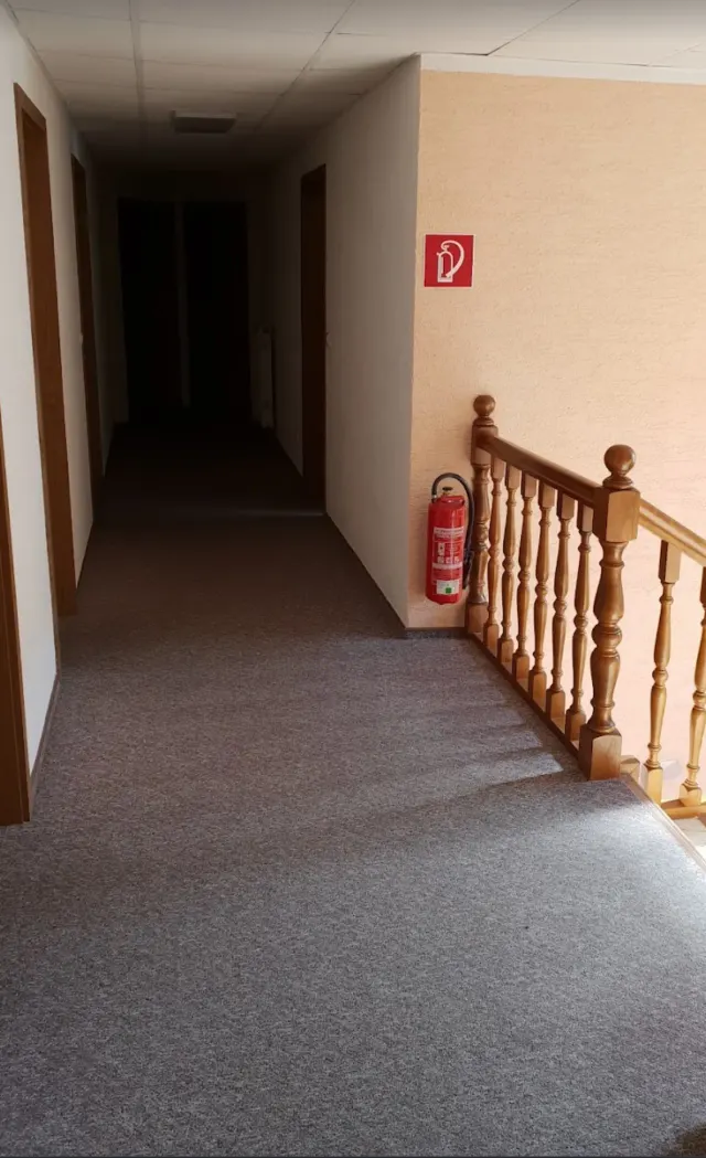 BookNoFees: Ferienwohnung in Schönfeld, Sachsen, Deutschland – Flur im Obergeschoss mit Holzgeländer und Feuerlöscher