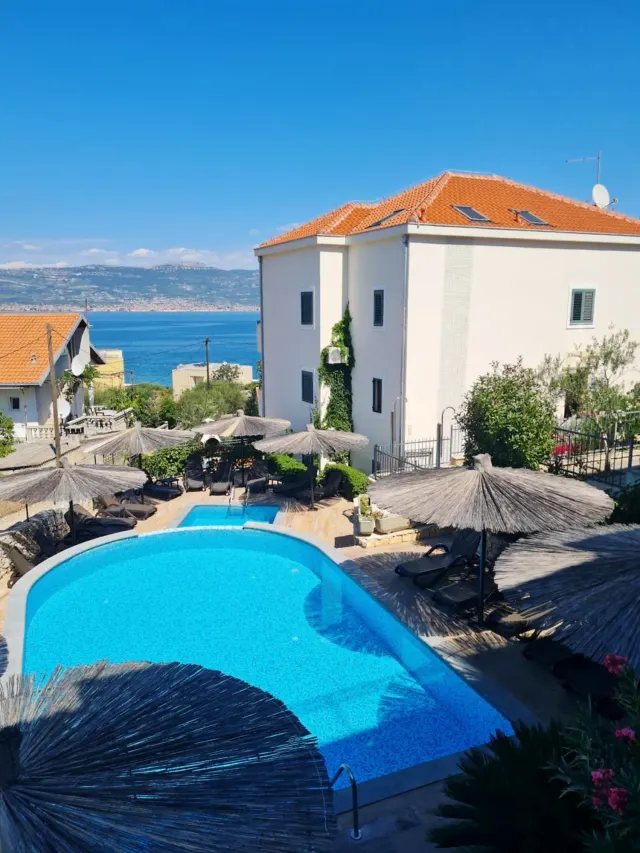 BookNoFees: Ruhige Ferienwohnung mit Pool und Grillplatz – Slatine