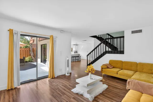 BookNoFees: Helles Reihenhaus mit eigener Terrasse und Zugang zum Pool – Fort Myers
