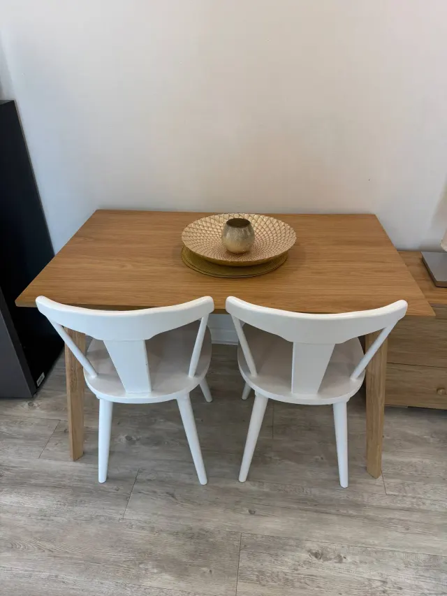 BookNoFees: Ferienwohnung in Cutler Bay, Vereinigte Staaten – Essbereich mit einem Holztisch, zwei weißen Stühlen und einer dekorativen Tischdekoration