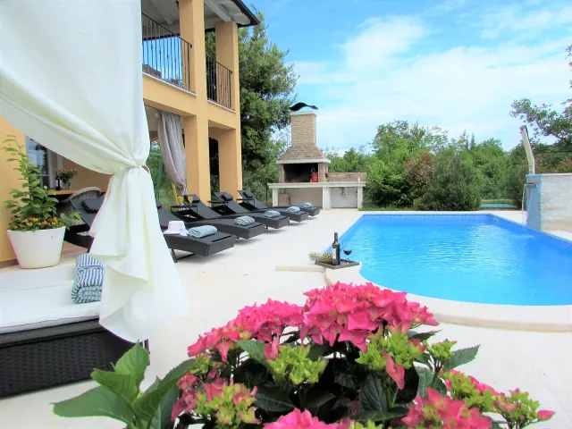 BookNoFees: Ferienwohnung in Rakalj – Villa Ari mit Pool, Whirlpool und Sauna