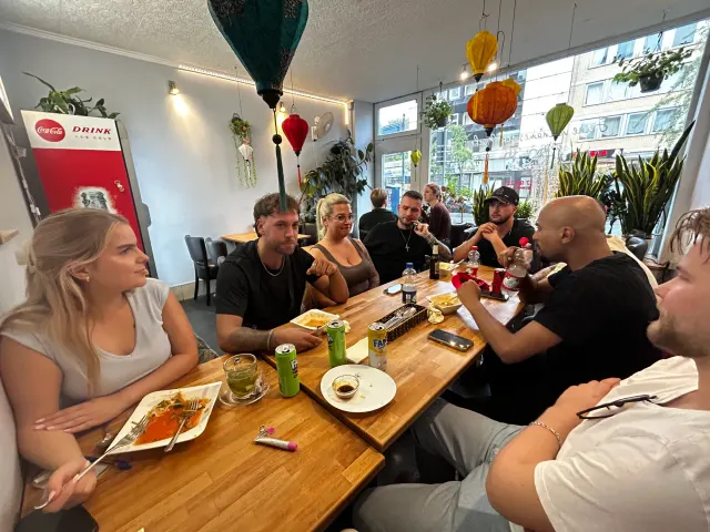 BookNoFees: Imbiss – Good morning Vietnam – Aachen – Restaurant mit einem langen Tisch und bunten Laternen, die von der Decke hängen, Foto 4