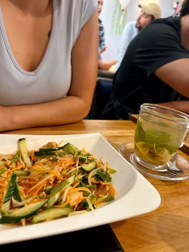BookNoFees: Imbiss – Good morning Vietnam – Aachen – Restaurant mit einem Gericht aus Nudeln und Gemüse sowie einem Glas Eistee, Foto 5