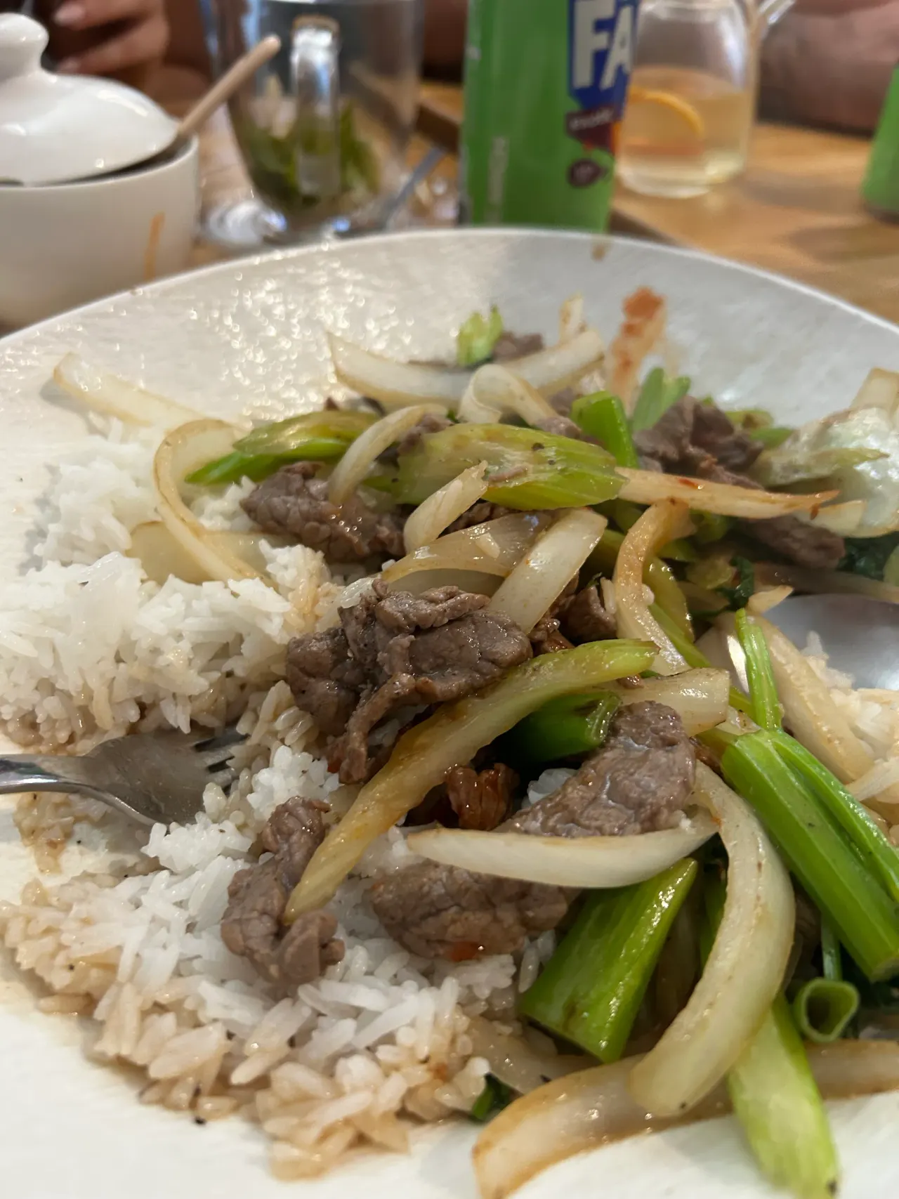 BookNoFees: Imbiss – Good morning Vietnam – Aachen – Restaurant mit Rindfleisch-Pfannengericht und weißem Reis auf einem Teller, Foto 1