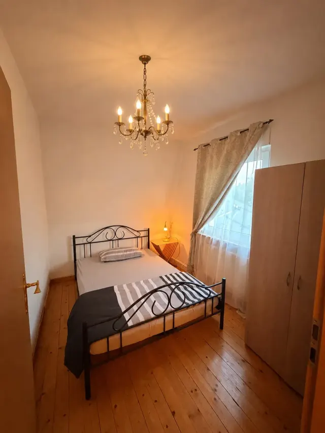 BookNoFees: Ferienwohnung in Sundern – Ruhiges Zimmer mit Garten und Waldblick