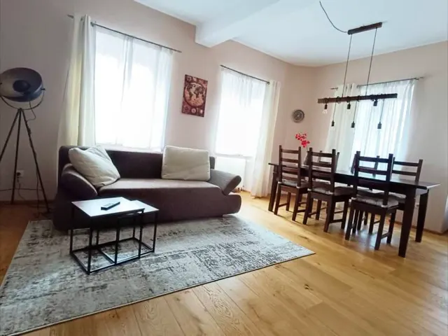 BookNoFees: Ferienwohnung in Hornbach – Wohnzimmer mit Sofa, Esstisch und einer Stehlampe im Industrial-Stil