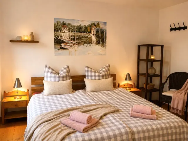 BookNoFees: Ferienwohnung in Halenbach, Rheinland-Pfalz, Deutschland – Schlafzimmer mit Doppelbett, karierter Bettwäsche und einem Landschaftsgemälde über dem Kopfteil