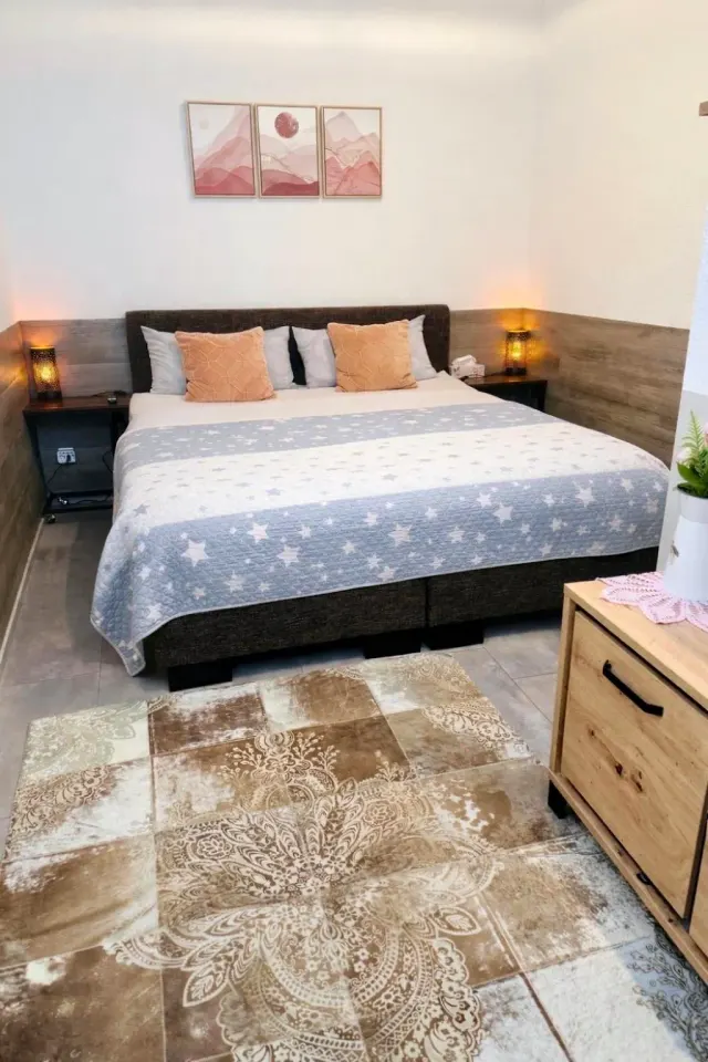 BookNoFees: Ferienwohnung in Rheinstetten – ein Schlafzimmer mit einem großen Bett in einem Zimmer in der Unterkunft 2 Room Galerie Einliegerwohnung in Rheinstetten, Messe Nähe, Rollstuhlfahrer geeignet in Rheinstetten