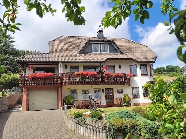 BookNoFees: Ruhige Ferienwohnung am Waldrand mit eigener Terrasse – Winterberg
