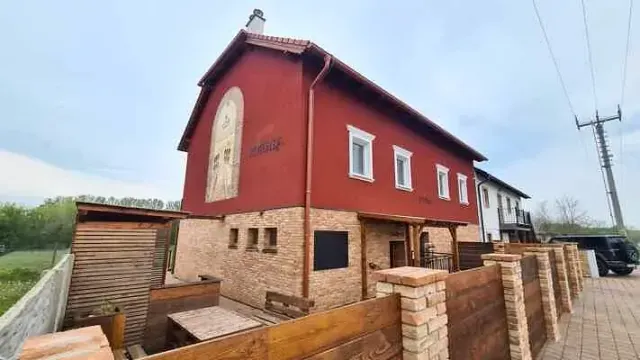 BookNoFees: Ein ruhiges, stilvolles Haus mit Weinkeller – Jevišovka