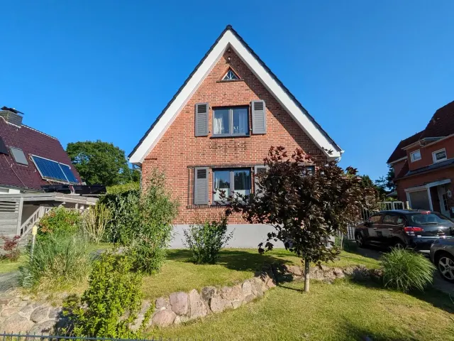 BookNoFees: Ferienwohnung in Lübeck – ein Backsteinhaus mit einem Fenster an der Seite in der Unterkunft Haus Luna in Lübeck