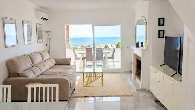 BookNoFees: Ferienwohnung in Mijas – Wohnzimmer mit Sofa, Fernseher und Terrasse mit Meerblick in Calahonda, Spanien