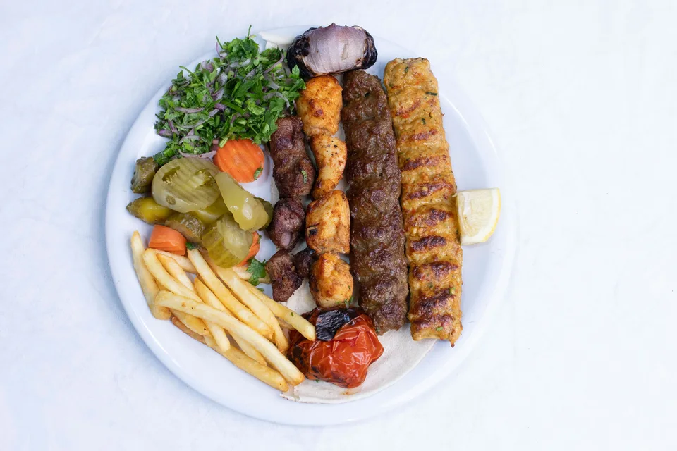 BookNoFees: Photo d’illustration : Brochettes grillées accompagnées d'une salade et de frites