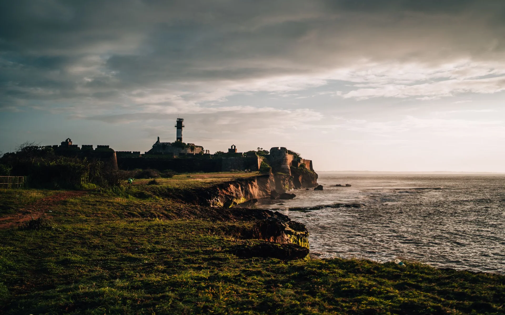 Fort de Diu, sur la côte, au coucher du soleil