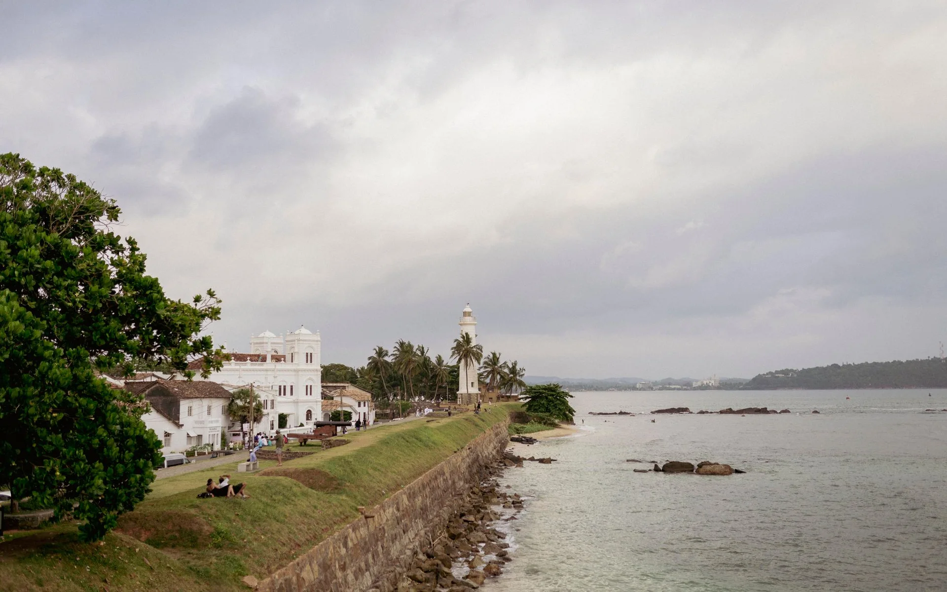 Le phare de Galle au bord de l’océan Indien