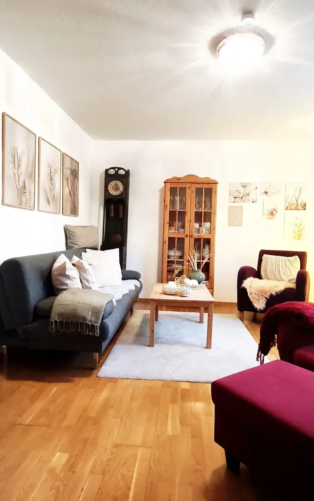 BookNoFees : location de vacances à Bensheim, Hesse, Allemagne – Salon avec un canapé bleu, un meuble en bois et une horloge de parquet