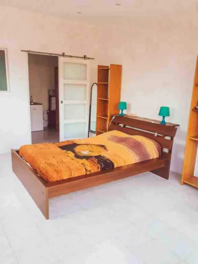 BookNoFees: Bungalow paisible avec patio fleuri et cuisine d'été – Agde