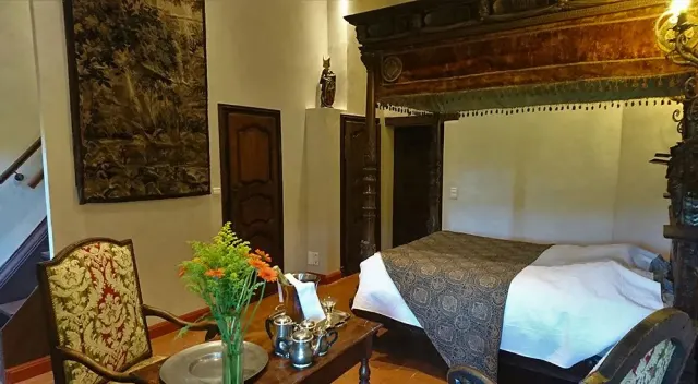 BookNoFees: Château de la Servayrie – Suite Margot – Mouret