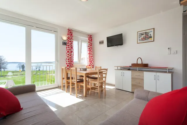BookNoFees: Étage supérieur d'une villa en bord de mer avec terrasse sur le toit, située en première ligne sur la plage. – Medulin