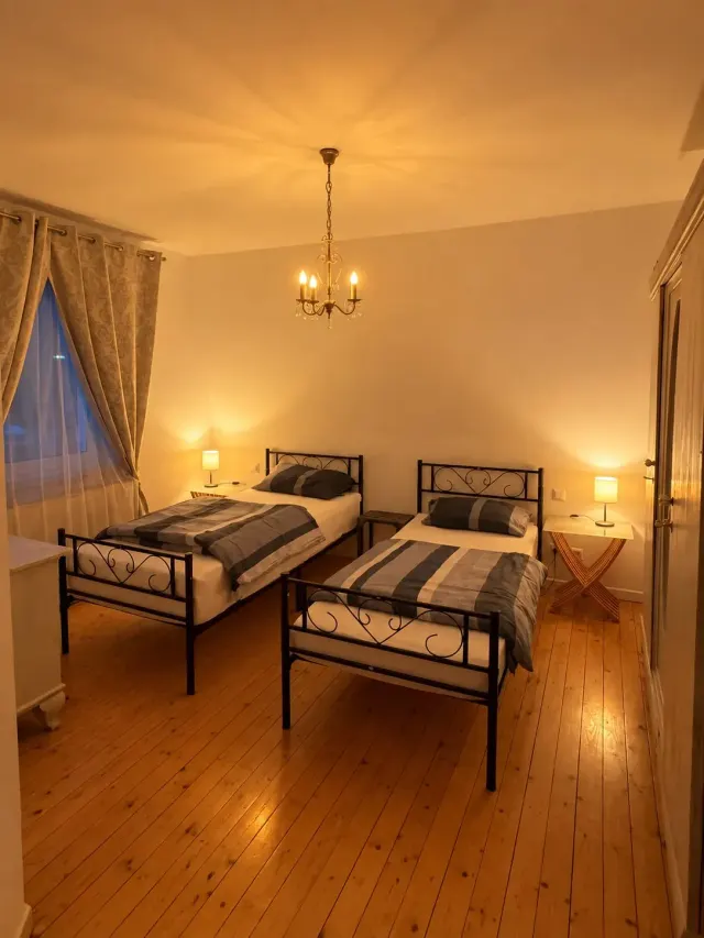 BookNoFees : location de vacances à Sundern – Chambre calme dans un appartement bien entretenu avec place de parking