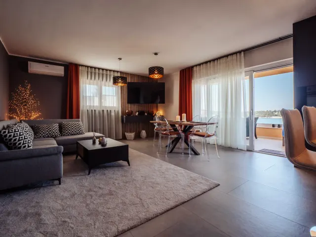 BookNoFees: Appartement design et élégant avec terrasse et vue sur la mer, rez-de-chaussée – Rogoznica